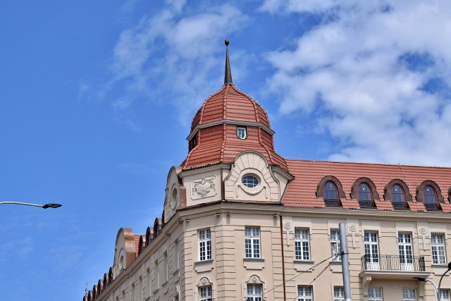 Hotel odzyskał dawną wieżyczkę i wygląda dzięki temu bardzo podobnie do sąsiadującego z nim hotelu Piast.