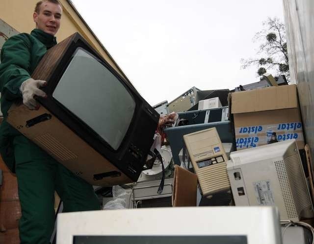 Samodzielne zdjęcie zeSamodzielne zdjęcie ze zbiórki zużytego spzetu elektronicznego w szkołach - pan Sylwester BEYGER z oddanym starym telewizorem (zebrano również świetlówki, monitory, komputery, akumulatory itd itp) recycling