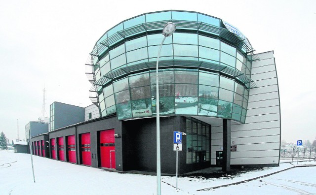 Nowy budynek  Miejskiej Komendy Państwowej Straży  Pożarnej przy ul. Witosa sądeczanie często porównują do orbitalnej stacji komicznej.