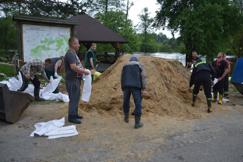 Premier Mateusz Morawiecki wizytował przebieg akcji przeciwpowodziowej na Łęgu w Rudzie