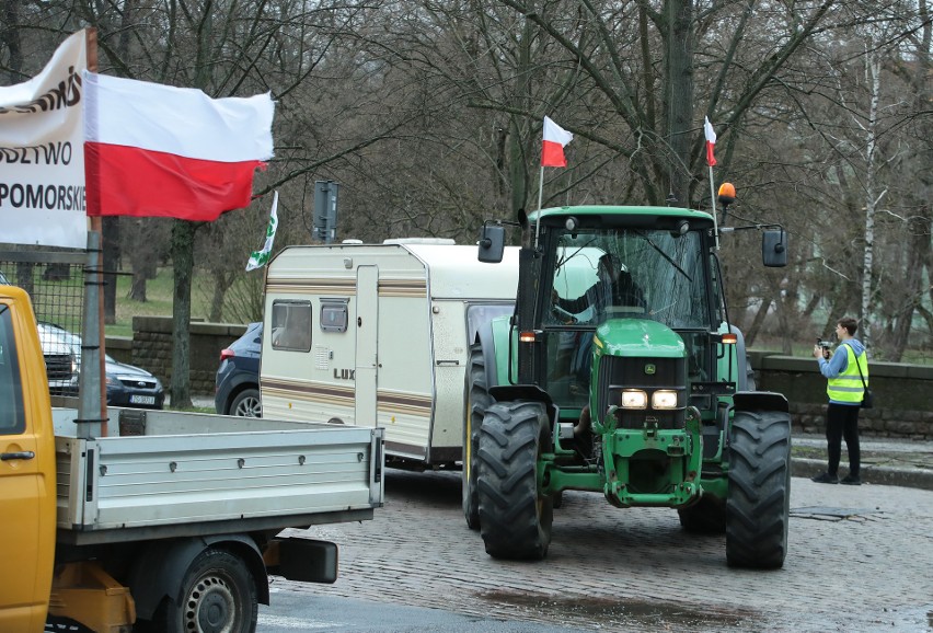 Protest rolników przed Urzędem Wojewódzkim w Szczecinie. "Nie damy rady wyżyć"