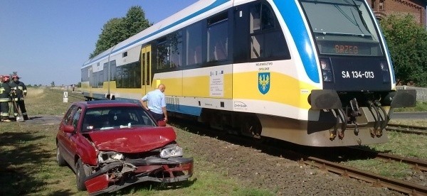 Samochód osobowy wjechał pod nadjeżdżający szynobus w Lipowej