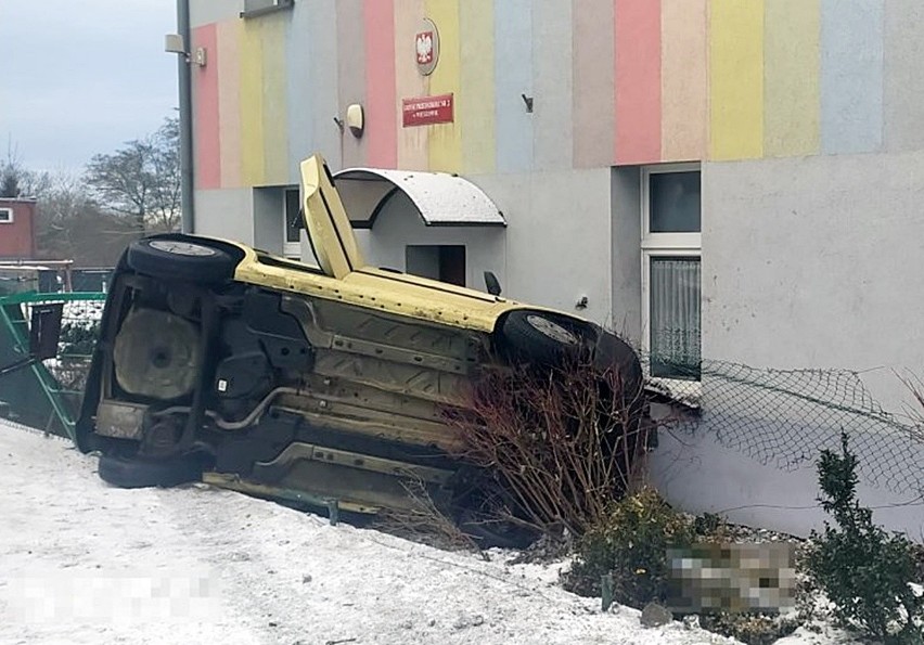 Do groźnego wypadku doszło w Wieszowie. Samochód uderzył w...