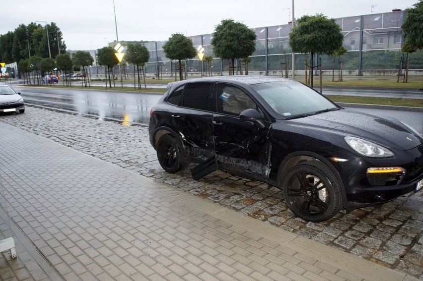 Kolizja przy ulicy Rejtana. Porsche zniszczone (zdjęcia)