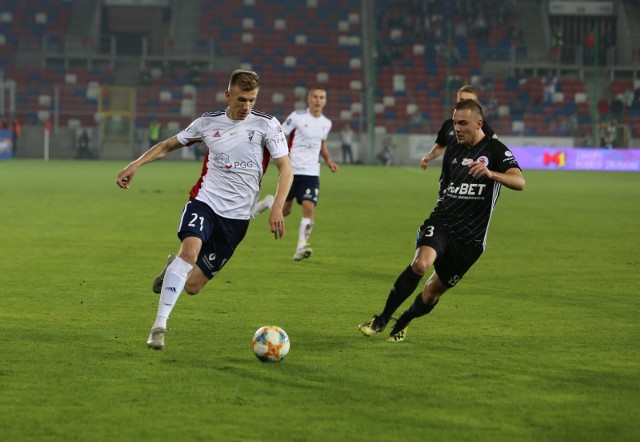 Jedyną bramkę meczu strzelił Piotr Krawczyk (z lewej)