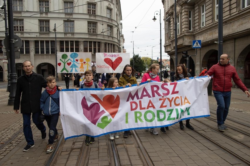 Marsz dla Życia i Rodziny 2021 w Bydgoszczy. Zdjęcia z...