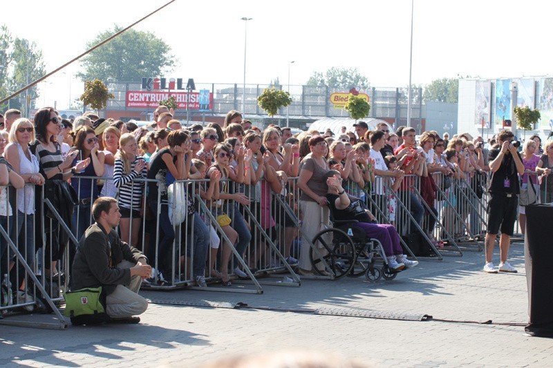 Gwiazdy X-Factor wystąpily na scenie przy centrum Karolinka...