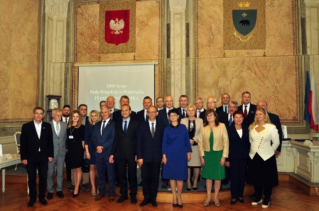 W Sali narad Urzędu Miejskiego radni kadencji 2014-2018 spotkali się po raz ostatni. W ciągu tych czterech lat członkowie Rady Miejskiej w Przemyślu debatowali na swoich posiedzeniach 63 razy, także ostatnia sesja, choć uroczysta ze względu na swój charakter była poświęcona podejmowaniu decyzji w ważnych sprawach miejskich, m.in. podjęte zostały uchwały dotyczące kolejnego etapu modernizacji „Zielonego Rynku”, zmian w budżecie miasta, czy przystąpienia Gminy Miejskiej Przemyśl do konkursu dla samorządów „HUMAN SMART CITIES".Zobacz także: W Przemyślu wybudują komorę dymową dla strażaków. Koszt inwestycji to 1,5 mln zł