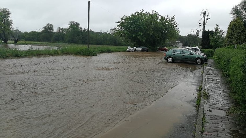 Woda zalała ulicę Kantorowicką na Wzgórzach Krzesławickich