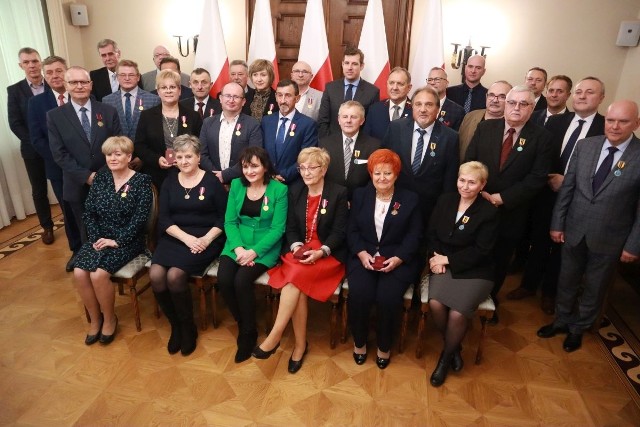 W czwartek wojewoda łódzki Tobiasz Bocheński wręczył odznaczenia państwowe. 28 osób zostało odznaczonych medalami państwowymi i resortowymi. OTO ONI - KLIKNIJ DALEJ