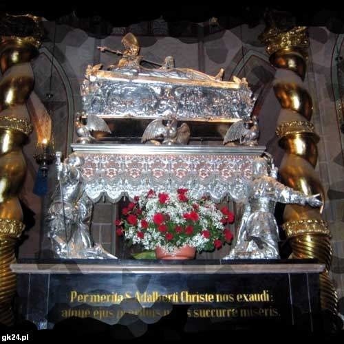 W gnieźnieńskiej Katedrze stoi jedna z najcenniejszych relikwii - srebrna trumienka z prochami św. Wojciecha.