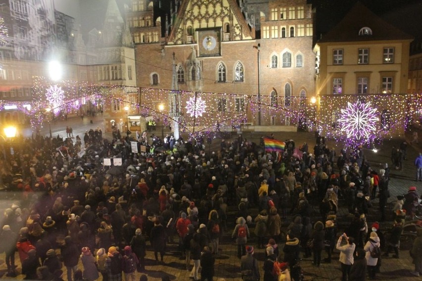 Czarna Środa we Wrocławiu. Protest w Rynku i pod biurami poselskimi 