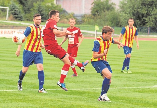 W Świeciu triumfował futbol siłowy preferowany przez piłkarzy  Jaroty Jarocin  (żółto-czerwono-niebieskie stroje).