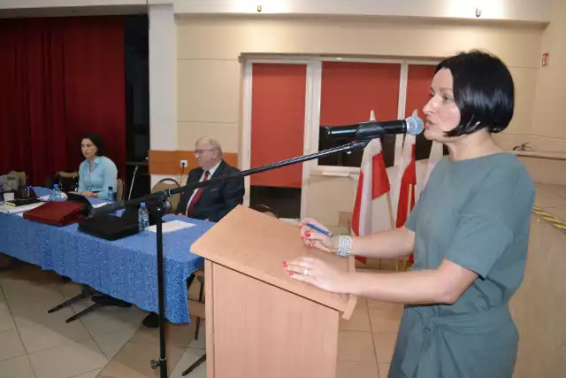 Monika Kuberska, przewodnicząca Rady Gminy w Dobrczu, przewodzi  opozycyjnej wobec wójta większości 