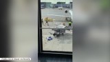 Lotnisko. Wózek cateringowy oszalał! Za sprawą butelki wody ruszył po płycie lotniska (video) 