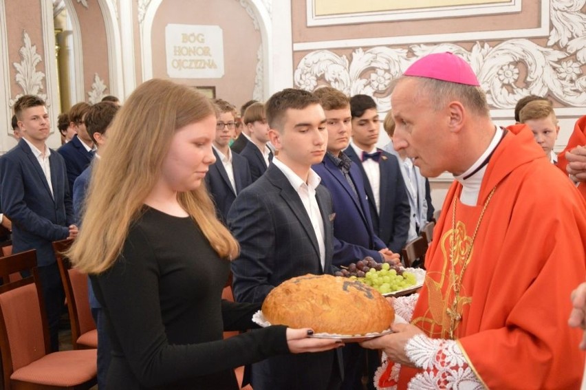 Biskup Marek Solarczyk przyjmuje dary od świeżo...