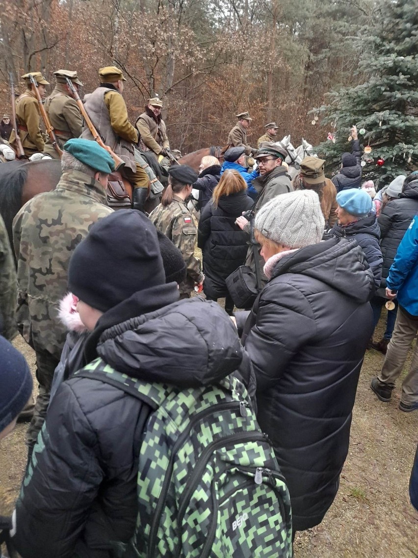 Uczniowie, harcerze oraz kombatanci z regionu świętokrzyskiego wzięli udział w "Hubalowej Wigilii". Zobacz zdjęcia
