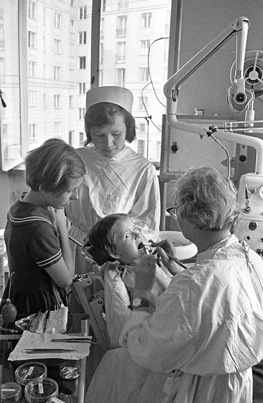Warszawa 1962. Dzieci w gabinecie dentystycznym przy ulicy...