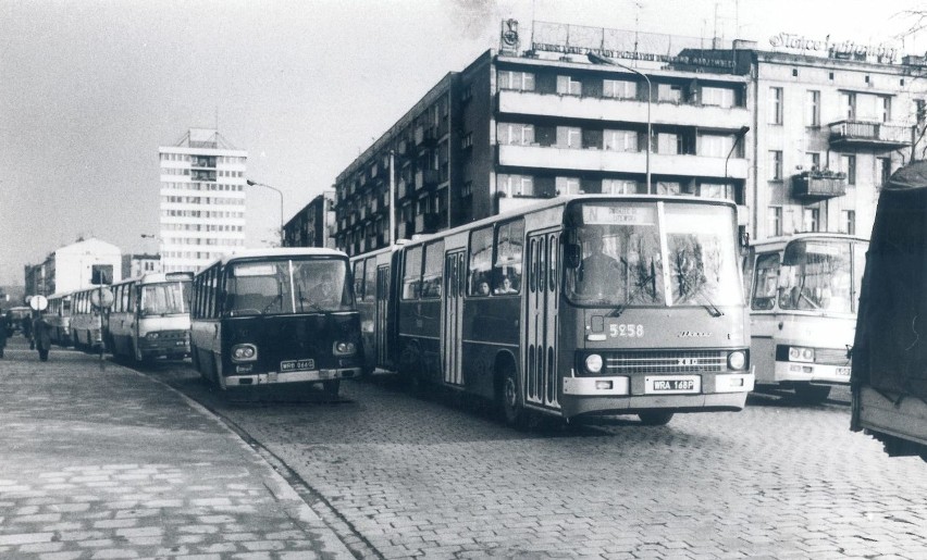 Postój autobusów na ul. Dworcowej. Rok 1986.