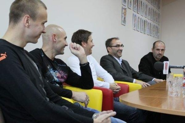 Oprócz trenera Probierza z przedstawicielami mediów spotkali się prezes klubu Ireneusz Trąbiński oraz piłkarze - Grzegorz Szamotulski, Grzegorz Sandomierski i Andrius Skerla.