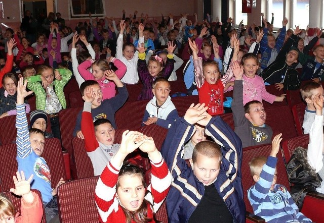 Podczas gali akcji "Pierwszaki 2012", w sali widowiskowej Staszowskiego Ośrodka Kultury bawiło się ponad 200 uczniów z powiatu staszowskiego. Wrzawa była niesamowita.