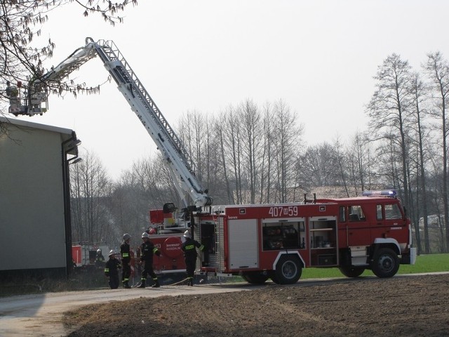 W czasie ćwiczeń strażacy użyli między innymi podnośnika.