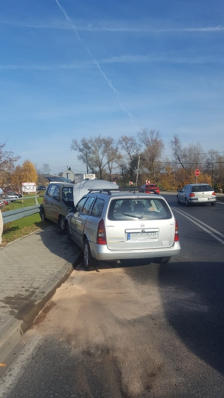 Dwa wypadki na drogach powiatu oświęcimskiego – w Bobrku doszło do zderzenia dwóch samochodów. W Palczowicach dachował samochód [ZDJĘCIA]
