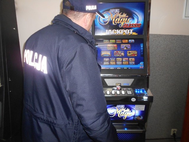 Nowosolscy policjanci wspólnie z celnikami z Zielonej Góry w ostatnich dniach przeprowadzili kontrole w siedmiu salonach gier na terenie Nowej Soli. Funkcjonariusze podczas akcji skupili się na sprawdzeniu legalności oraz stosownych zezwoleń. Jak się okazało, część stojących tam automatów do gier hazardowych działało nielegalnie. - W związku z podejrzeniem naruszenia przepisów o grach losowych, celnicy zabezpieczyli 20 takich maszyn - informuje sierż. szt. Katarzyna Wąsowicz z nowosolskiej policji.Dalsze postępowanie prowadzi urząd celny w Zielonej Górze. W tym przypadku karą jest nie tylko wysoka grzywna, ale też kara do 3 lat więzienia.