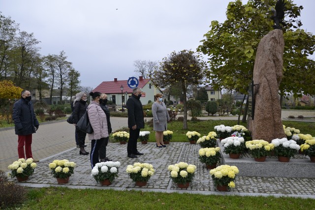 Narodowe Święto Niepodległości 2020. W gminie Imielno złożono kwiaty i zapalono znicze w kilku miejscach pamięci.