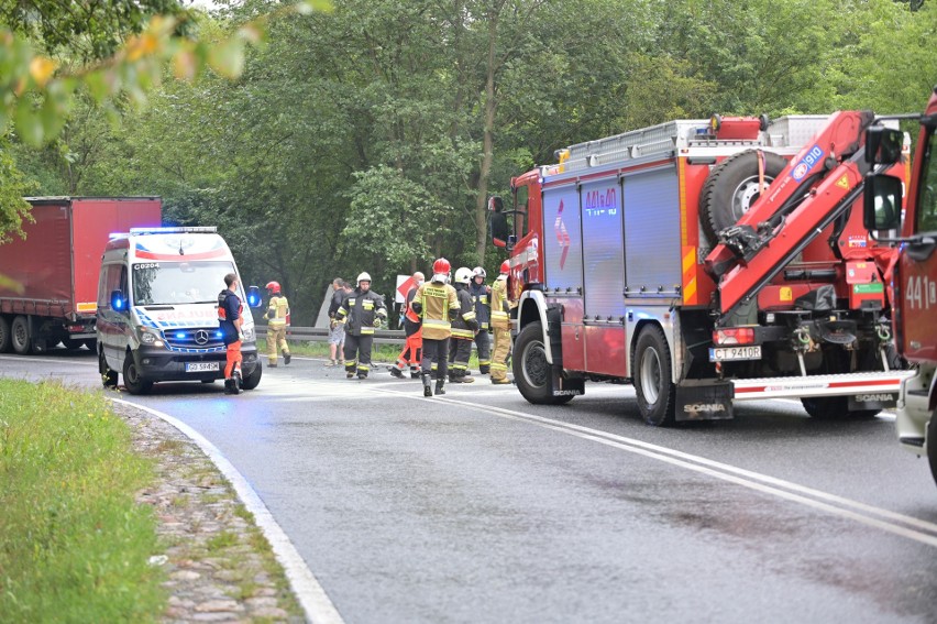 Wypadek samochodu służby więziennej z ciężarówką w Kłódce...