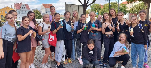 Na zaproszenie Młodzieżowego Chełmińskiego Klubu Koszykówki, w ramach projektu "Dzieje Chełmna i okolic", w Cekcynie i Chełmnie przebywała  30 osobowa grupa dzieci z Kaniowa (Ukraina).  Dzieci wypoczywały nad jeziorem w Cekcynie, gdzie wspólnie się integrowały, poznając swoje zamiłowania i język. Zwiedziły kościół, wzięły udział w spływie kajakowym a także grały w minigolfa. Po przyjeździe do Chełmna goście zwiedzali miasto poznając zabytki z przewodnikiem w języku ukraińskim, a także okolice, między innymi Starogród i ruiny zamku w Papowie. Z kolei goście z klubu sportowego "Ivazar" dali pokaz swoich umiejętności na rynku w Chełmnie, a ich występy oglądało 250-300 widzów. Zorganizowanie tego pobytu było możliwe dzięki dofinansowaniu ze środków Narodowego Centrum Kultury w ramach programu "Polsko-Ukraińska Wymiana Młodzieży 2022". 