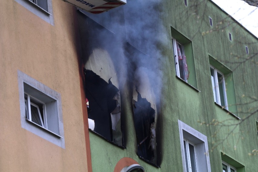 Płonie mieszkanie w czteropiętrowym bloku. Ogień wybuchł w...