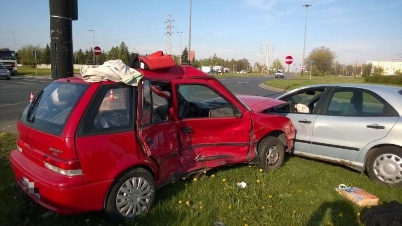 Groźny wypadek na rondzie Sybiraków na Widzewie! Są ranni [zdjęcia]