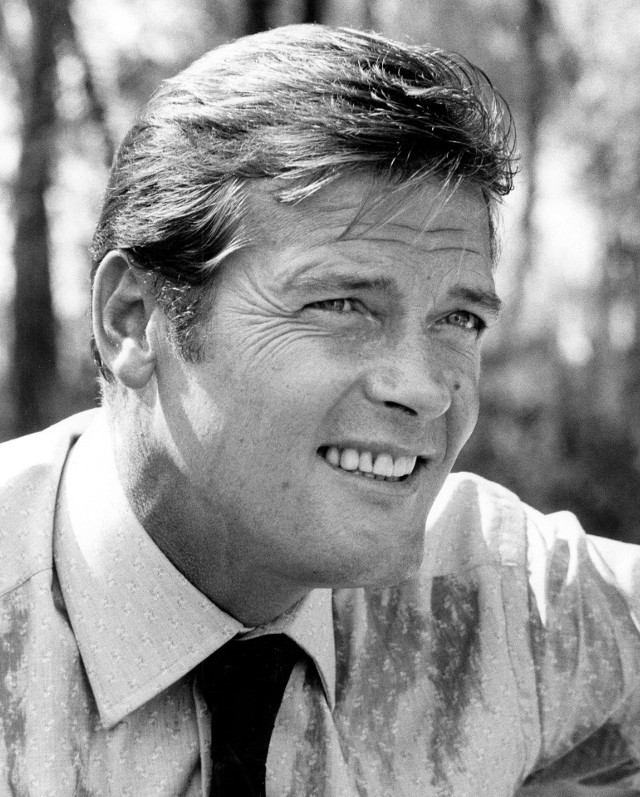 Roger Moore był jednym z najpopularniejszych aktorów drugiej połowy XX wieku. Szczególną popularność przyniosły mu serial „Święty”, ale i kolejne filmy , w których grał jamesa Bonda.