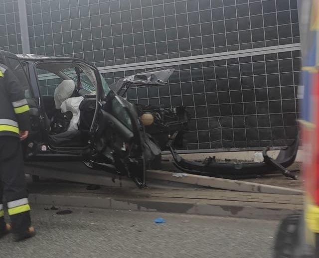 Wypadek w Jaworzni. Kierowca uderzył w bariery energochłonne i... porzucił samochód z rannym pasażerem w środku