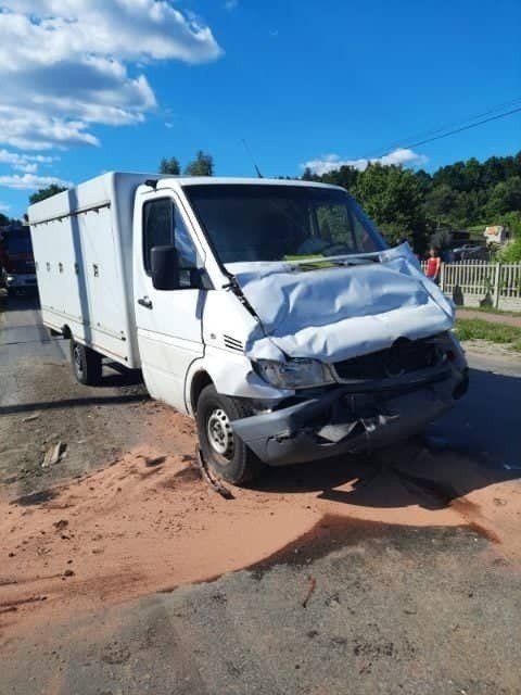 Wypadek w Michniowie. Ciężarówka wjechała w busa na przystanku (ZDJĘCIA)