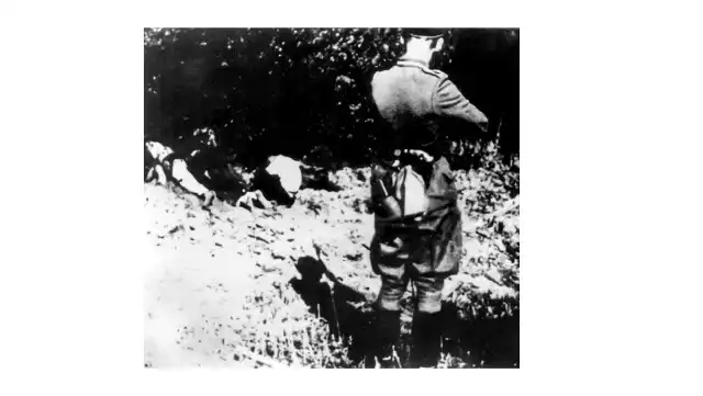 Egzekucja Polaków przez rozstrzelanie na terenach ogrodu sejmowego. Na pierwszym planie policjant z 301 batalionu Schutzpolizei.