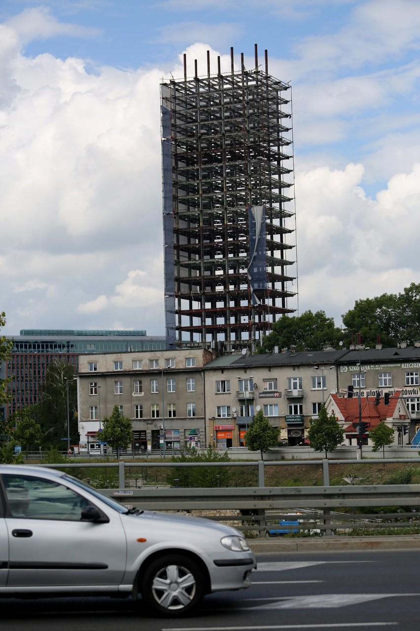 Szkieletor jest już "goły". Postęp prac widać gołym okiem! [ZDJĘCIA]