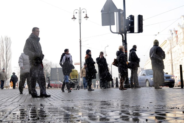 Bydgoszcz. idzie wiosna - odwilz na bydgoskich ulicach.