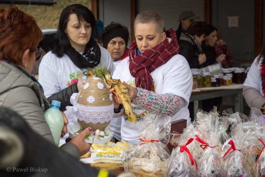 Korzenna. Niezwykły jarmark na placu targowym. Zbierali pieniądze dla Łukasza Orzechowskiego [ZDJĘCIA]