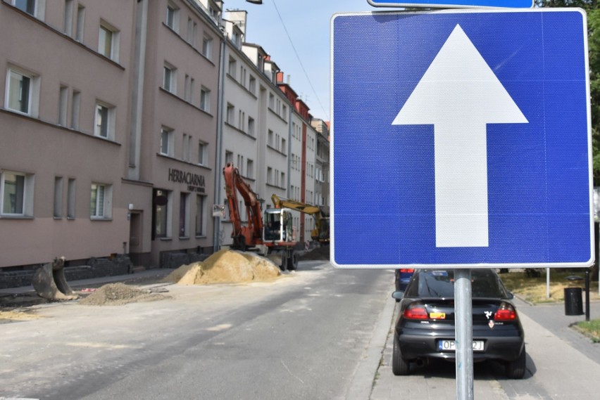 Prace na ulicy Kośnego w Opolu to kolejne utrudnienie w...