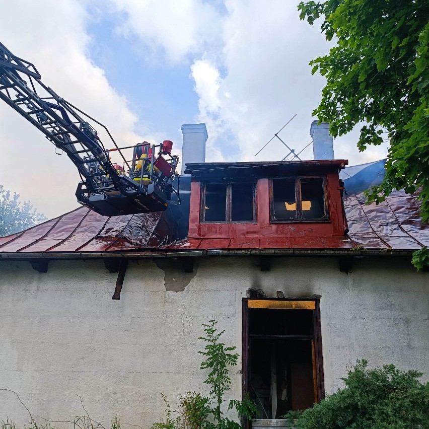 Pożar budynku po zabytkowym dworku w Suchedniowie. W akcji osiem zastępów strażackich 