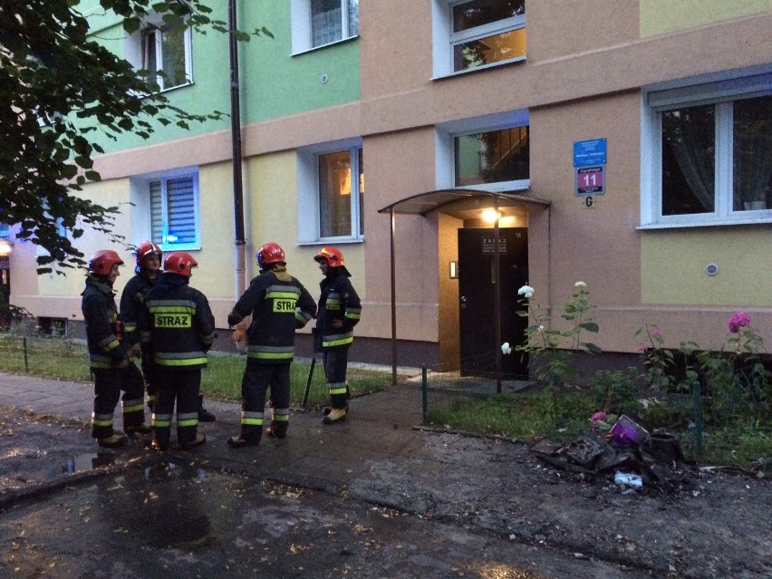 Pożar na Gandhiego. Ogień w mieszkaniu na trzecim piętrze. Jedna osoba ranna [ZDJĘCIA]