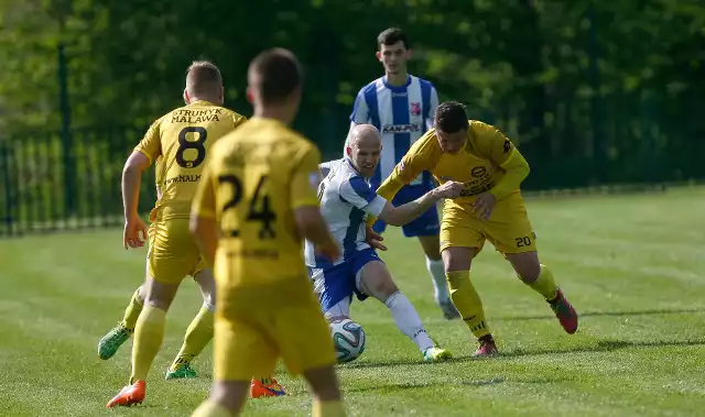 Piłkarze Strumyka Malawa (żółte stroje) wygrali w Sokołowie Małopolskim 2:0