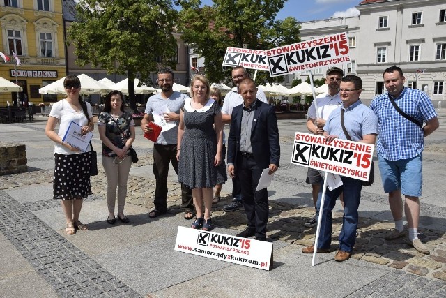 Członkowie stowarzyszenia Kukiz'15 na poniedziałkowej konferencji prasowej w Kielcach.