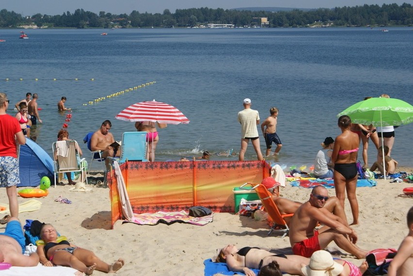 W sobotę nie brakowało chętnych do plażowania nad Pogorią...