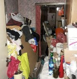Seniorka z Katowic przez kilka dni leżała na podłodze, przysypana przedmiotami znalezionymi na śmietniku. Życie uratowali jej policjanci
