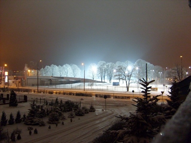 Pięknie późnym wieczorem prezentowały się głogowskie boiska treningowe w śniegu i w mroku.