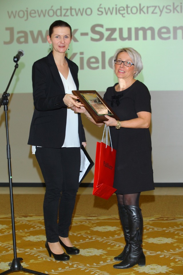 Jawex Szumen z prestiżową nagrodąWłaścicielka kieleckiej galerii mebli Jawex Szumen odbiera tytuł Salon Roku 2012 podczas gali w warszawskim hotelu Polonia Palace.