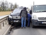 Wypadek mercedesa i busa na Sułowskiej. Ruch wahadłowy na obrzeżach Wrocławia (ZDJĘCIA)